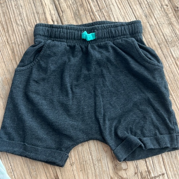 Set of Shorts and Matching Outfit - Picture 8 of 10